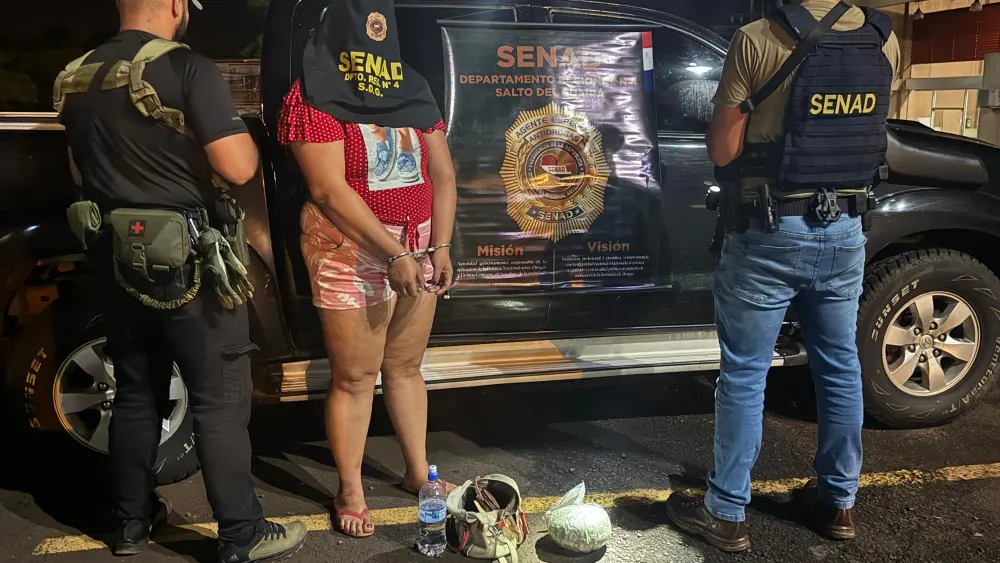 Detienen a una mujer comercializando hachís de marihuana en plena vía pública