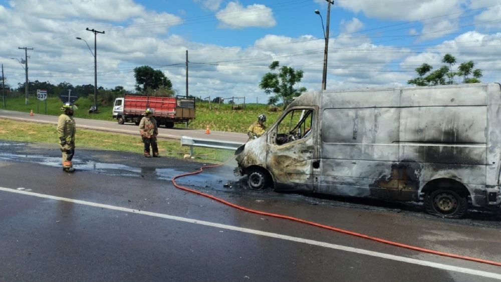 Móvil que trasladaba a internos ardió en llamas en Caacupé: No hubo heridos