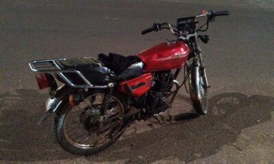 PJC: Dos sujetos chocan por un cordón y abandonan motocicleta tras persecución policial