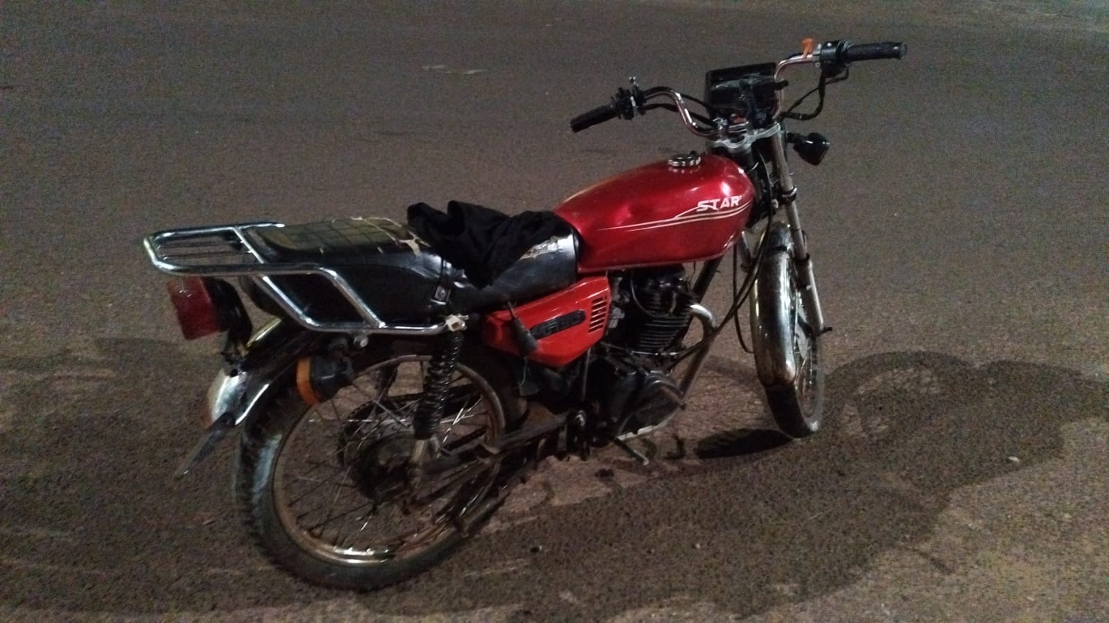 PJC: Dos sujetos chocan por un cordón y abandonan motocicleta tras persecución policial PJC: Dos sujetos chocan por un cordón y abandonan motocicleta tras persecución policial