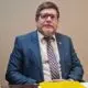 Compatriota se recibe con máximos honores en EEUU portando bandera paraguaya