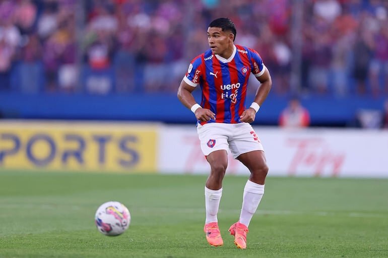 Diego León firmó y será jugador del Manchester United en 2025