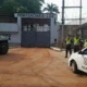 Reo trepa muralla y escapa de la cárcel de Ciudad del Este