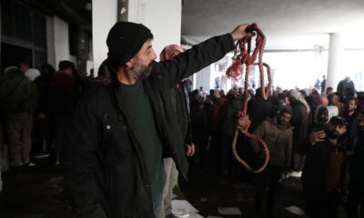 La desesperación de miles de familiares sirios ante el “matadero humano”, prisión-símbolo de la represión de Assad: “Quizás esté muriendo bajo tierra”