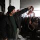 La desesperación de miles de familiares sirios ante el “matadero humano”, prisión-símbolo de la represión de Assad: “Quizás esté muriendo bajo tierra”
