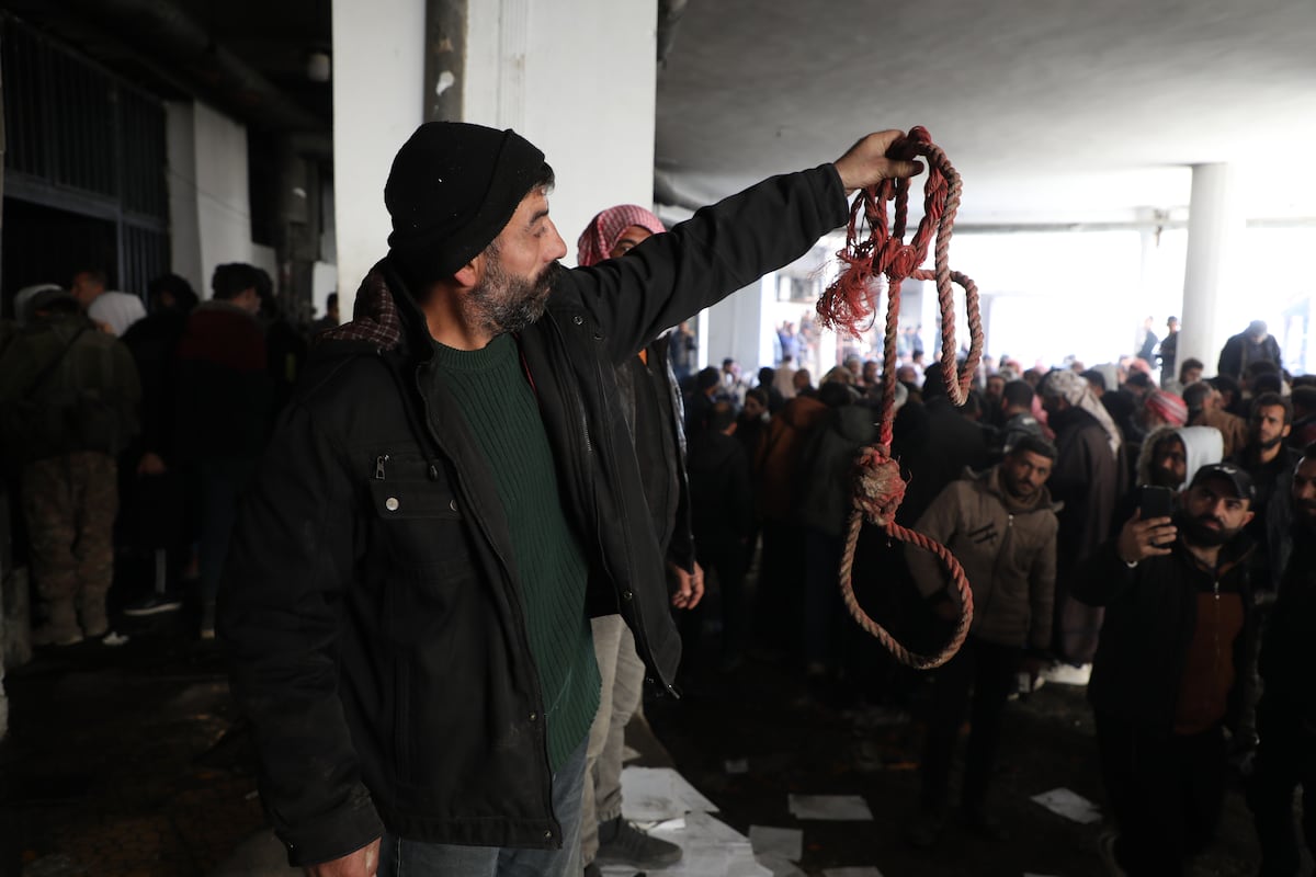 La desesperación de miles de familiares sirios ante el “matadero humano”, prisión-símbolo de la represión de Assad: “Quizás esté muriendo bajo tierra” La desesperación de miles de familiares sirios ante el “matadero humano”, prisión-símbolo de la represión de Assad: “Quizás esté muriendo bajo tierra”