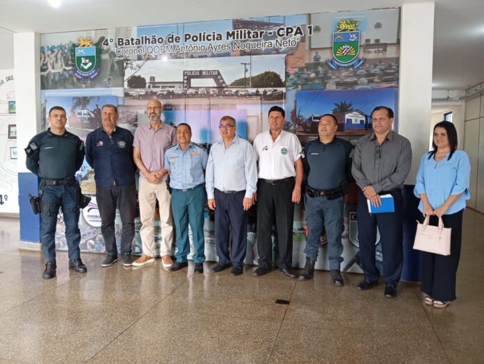 Delegación paraguaya visita el 4º BPM en negociaciones para el 2º Curso Internacional del PROERD. Delegación paraguaya visita el 4º BPM en negociaciones para el 2º Curso Internacional del PROERD.
