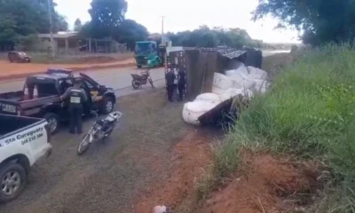 Camión de gran porte vuelca tras choque con camión tumba en Curuguaty