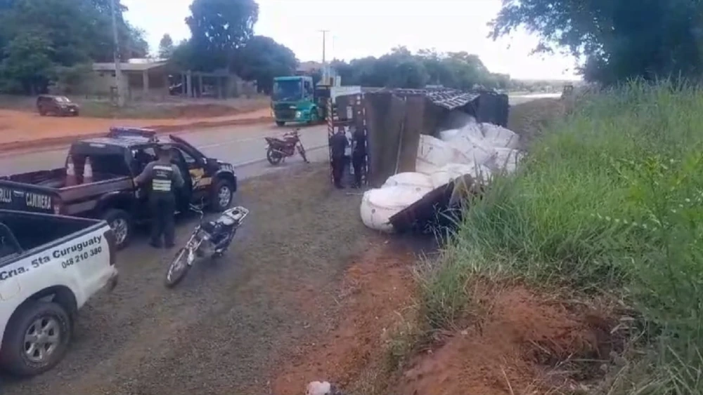 Camión de gran porte vuelca tras choque con camión tumba en Curuguaty