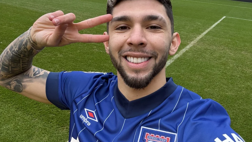 Julio Enciso es presentado en el Ipswich Town
