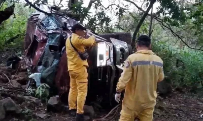 Camioneta vuelca al costado de la ruta PY05 tras perder el control y ocupantes salen ilesos