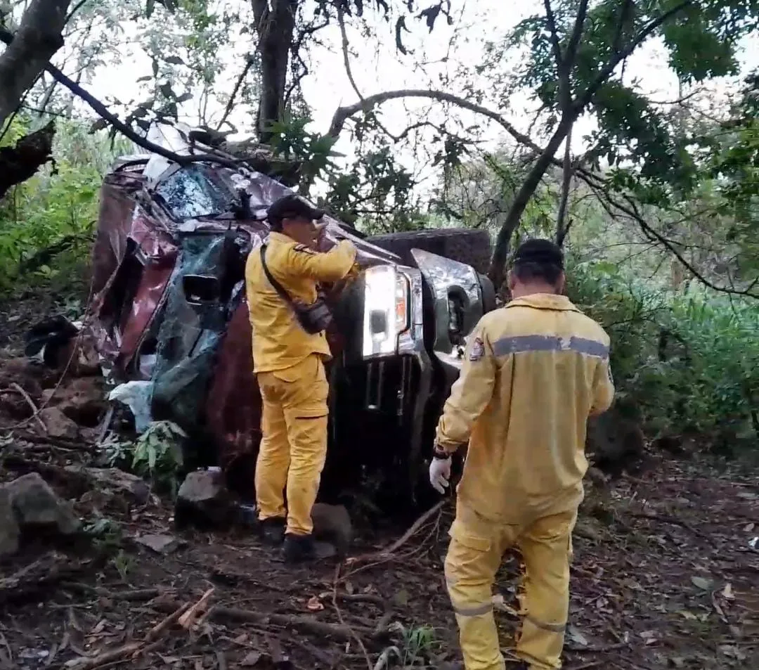 Camioneta vuelca al costado de la ruta PY05 tras perder el control y ocupantes salen ilesos Camioneta vuelca al costado de la ruta PY05 tras perder el control y ocupantes salen ilesos