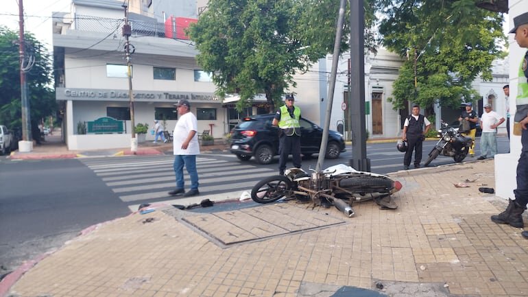 Choque fatal en el centro de Asunción: barrendero en motocicleta fue atropellado
