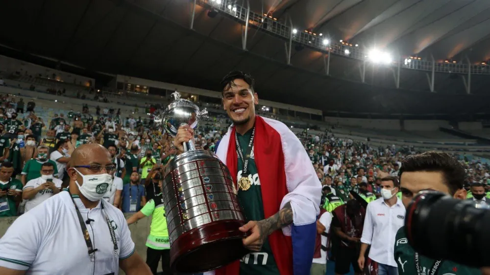 Gustavo Gómez renueva contrato y será capitán del Verdão hasta 2027