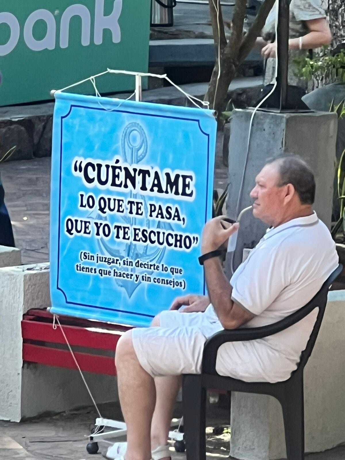 En memoria de su hija, psicólogo ofrece ayuda gratuita en las calles de San Bernardino