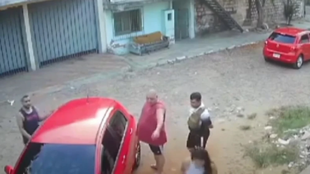 Video: Tres policías “con día libre” intentan extorsionar a una pareja en Asunción
