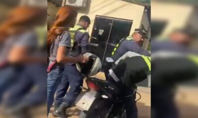 Iracundo PMT agredió a motociclista en Ñemby: víctima denuncia pedido de coima