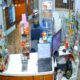 PJC: Motochorro asalta una farmacia, despoja a funcionaria de su celular y se lleva dinero