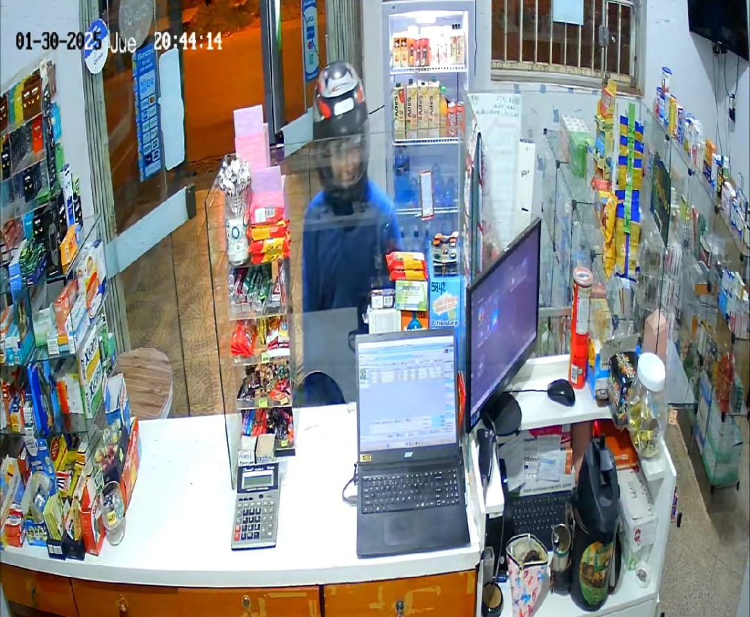 PJC: Motochorro asalta una farmacia, despoja a funcionaria de su celular y se lleva dinero PJC: Motochorro asalta una farmacia, despoja a funcionaria de su celular y se lleva dinero