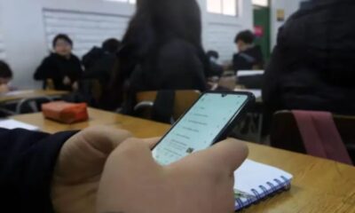 Diputado quiere prohibir el uso de celulares dentro de los colegios