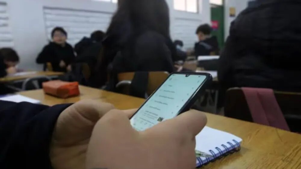 Diputado quiere prohibir el uso de celulares dentro de los colegios