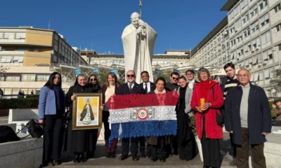 Con bandera paraguaya y la imagen de la Virgen de Caacupé, paraguayos rezan por el papa Francisco