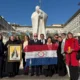 Con bandera paraguaya y la imagen de la Virgen de Caacupé, paraguayos rezan por el papa Francisco