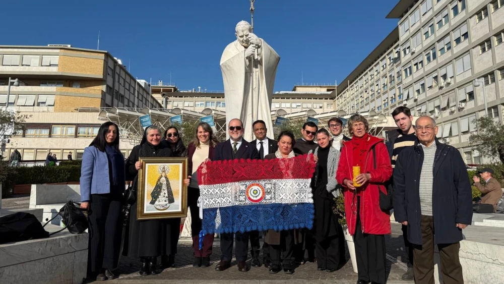 Con bandera paraguaya y la imagen de la Virgen de Caacupé, paraguayos rezan por el papa Francisco