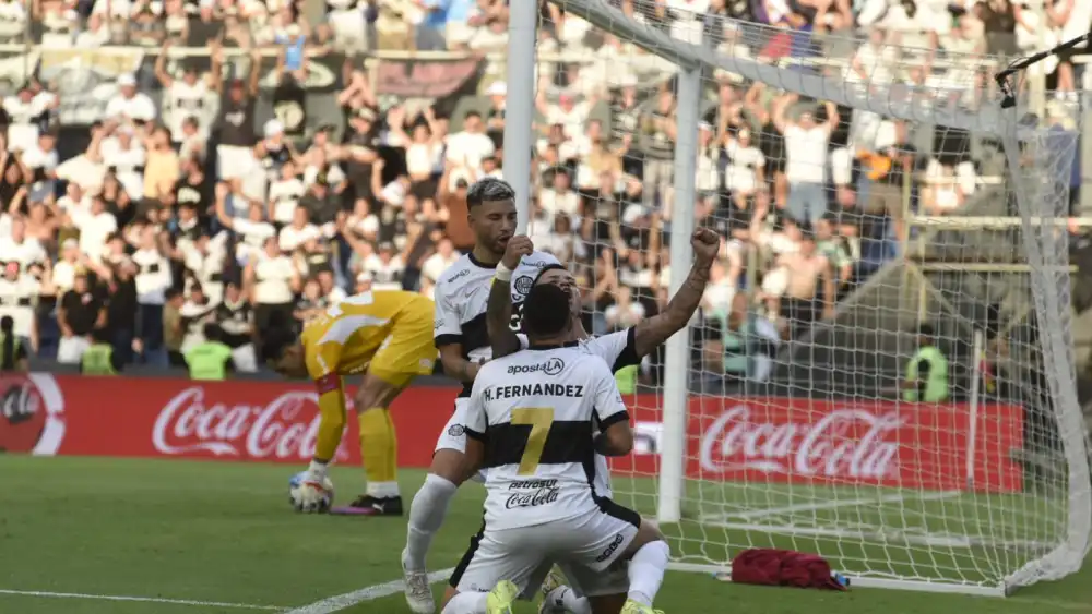 Olimpia remonta y se queda con el superclásico