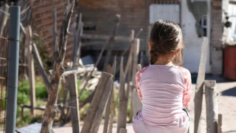 Niña de 3 años llega sin vida a hospital: Tiene rastros de violencia y sus padres quedan detenidos