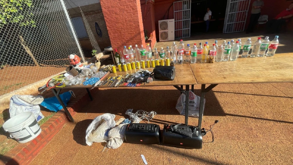 Incautan drogas, cuchillos y 28 botellas con caña en requisa a cárcel de Misiones