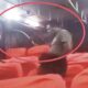 Echaron a dos pasajeros por orinar en el micro