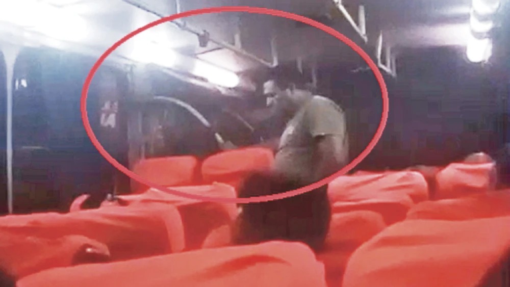 Echaron a dos pasajeros por orinar en el micro