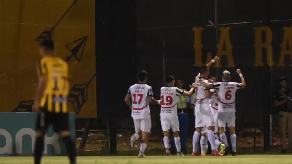 Libertad acaba con el invicto y el liderato de Guaraní