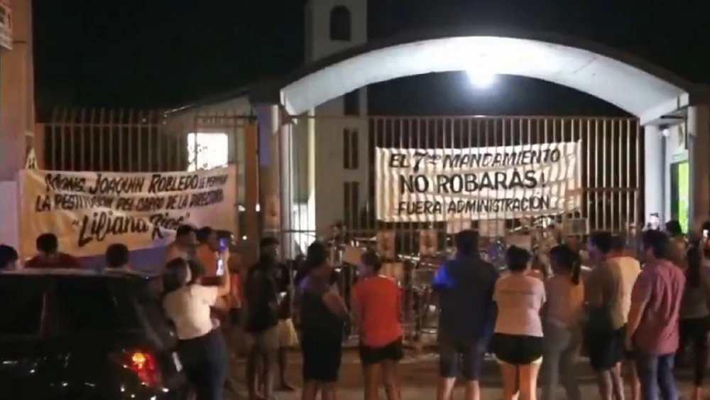 Padres toman colegio en J. Augusto Saldívar y exigen restitución de directora