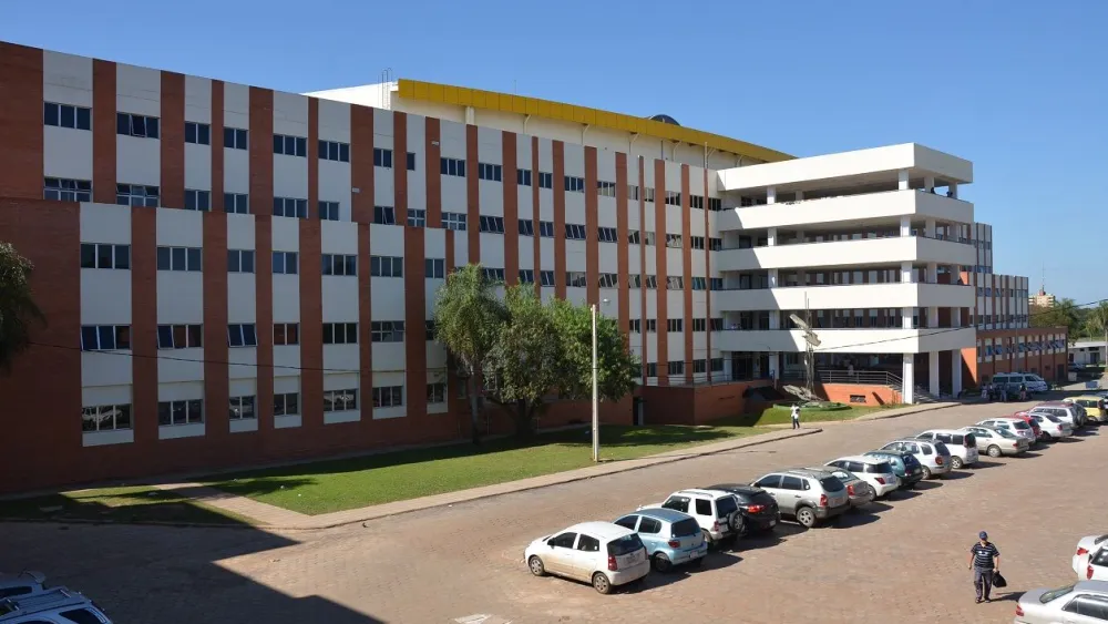 Hospital de Clínicas inicia peritaje tras caída de techo de ascensor sobre un bebé