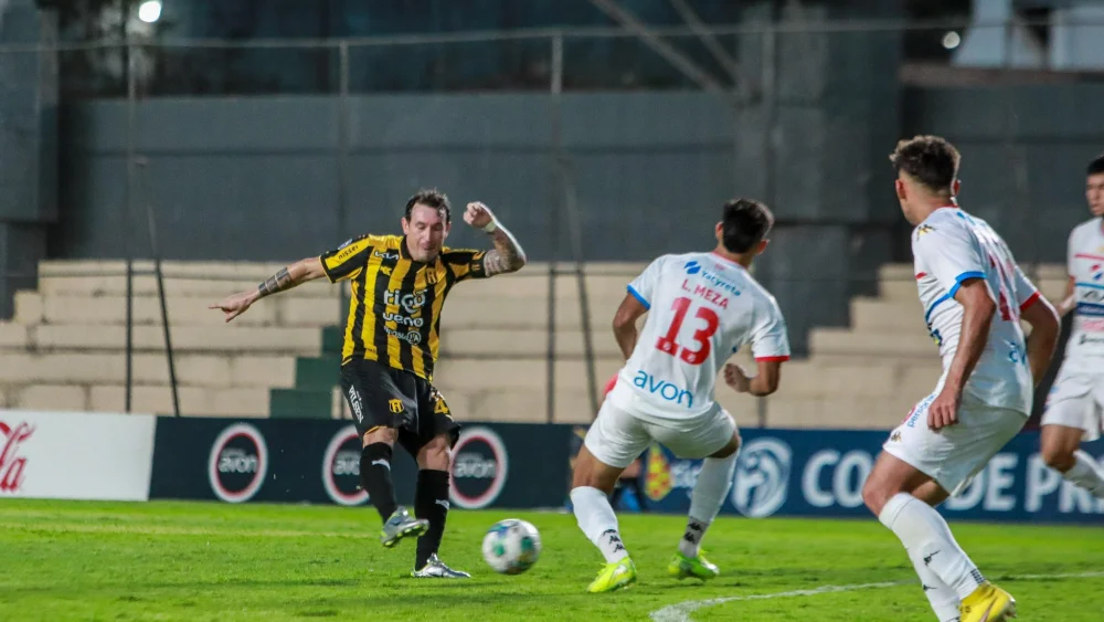 Guaraní se recupera y toma la punta