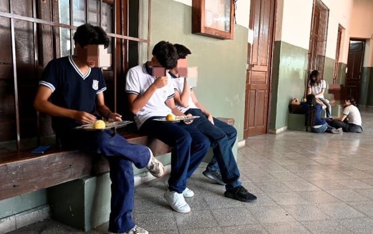 Colegio Presidente Franco: director emplaza a empresa proveedora por falta de muebles para almuerzo escolar Colegio Presidente Franco: director emplaza a empresa proveedora por falta de muebles para almuerzo escolar
