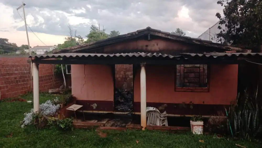 Fuego arrasa con una vivienda en Pedro Juan Caballero Fuego arrasa con una vivienda en Pedro Juan Caballero