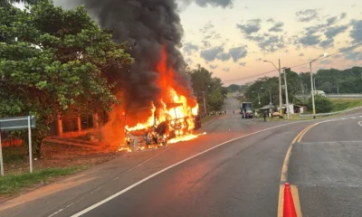 Susto para pasajeros: Bus de turismo arde en llamas en el desvío a Caacupé