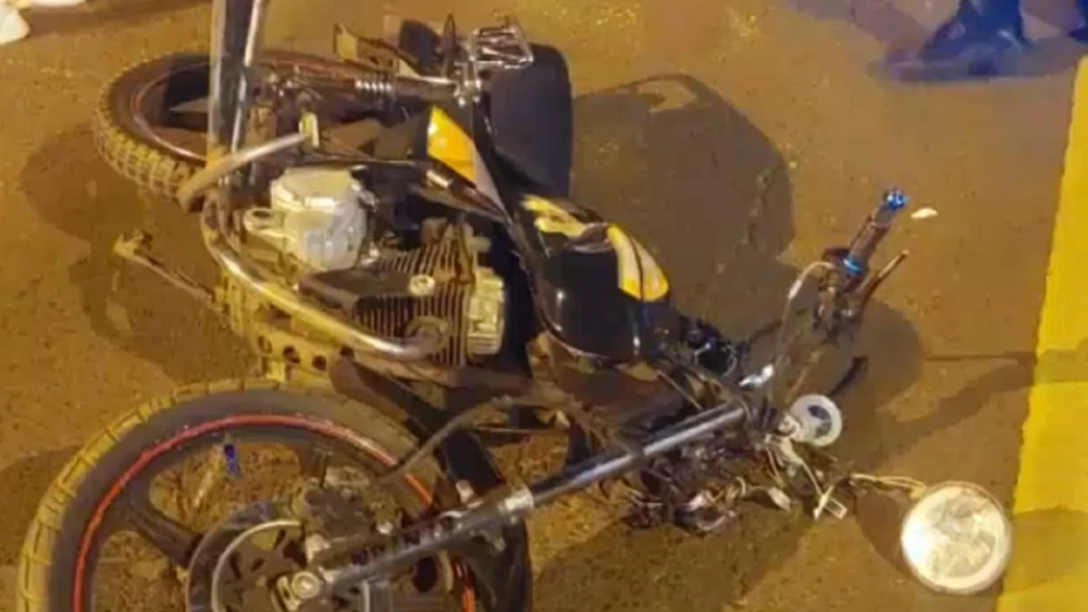 Motociclista hacía piruetas, chocó contra otra moto y perdió un pie en Capiatá