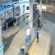 Video: Hombre disparó cuatro veces a su pareja que intentó refugiarse en una gasolinera