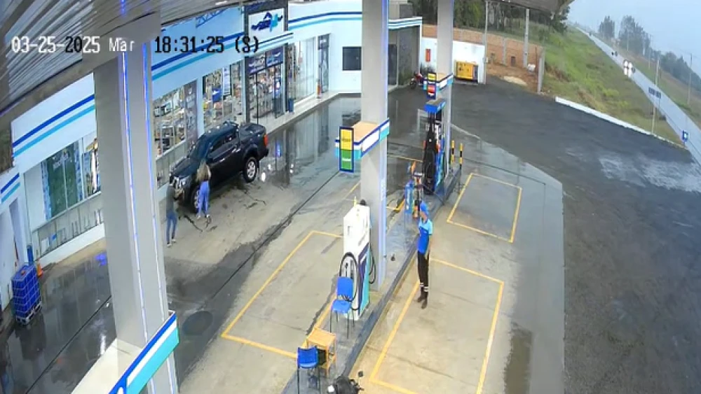 Video: Hombre disparó cuatro veces a su pareja que intentó refugiarse en una gasolinera
