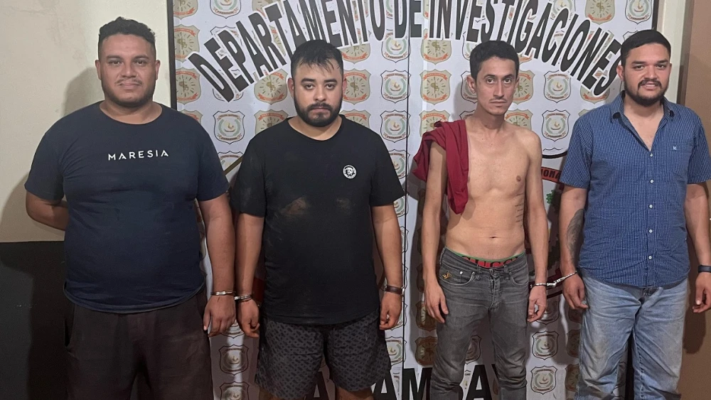 Tras persecución desde el Brasil, capturan en PJC a cuatro hombres con un vehículo robado Tras persecución desde el Brasil, capturan en PJC a cuatro hombres con un vehículo robado