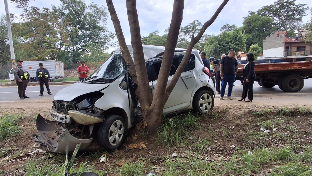 Fallece fotógrafo de Presidencia en MRA: Esquivó una moto y chocó contra un árbol