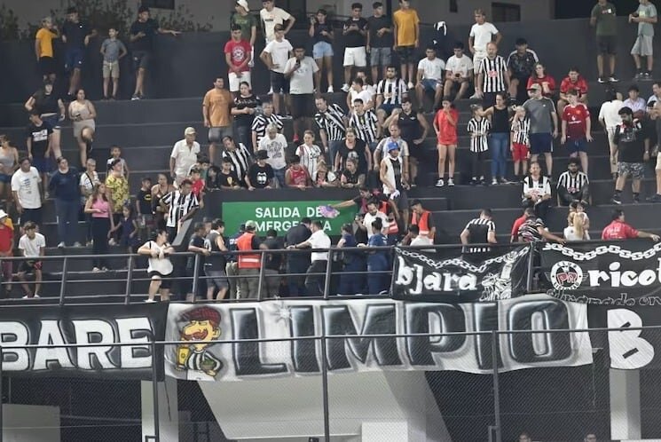 Guardia muere desvanecido en la gradería del club Libertad