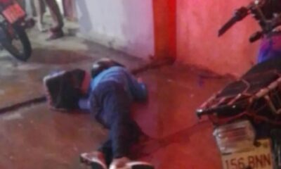 Delivery perdió el control de su motocicleta y chocó contra la pared de una casa en PJC