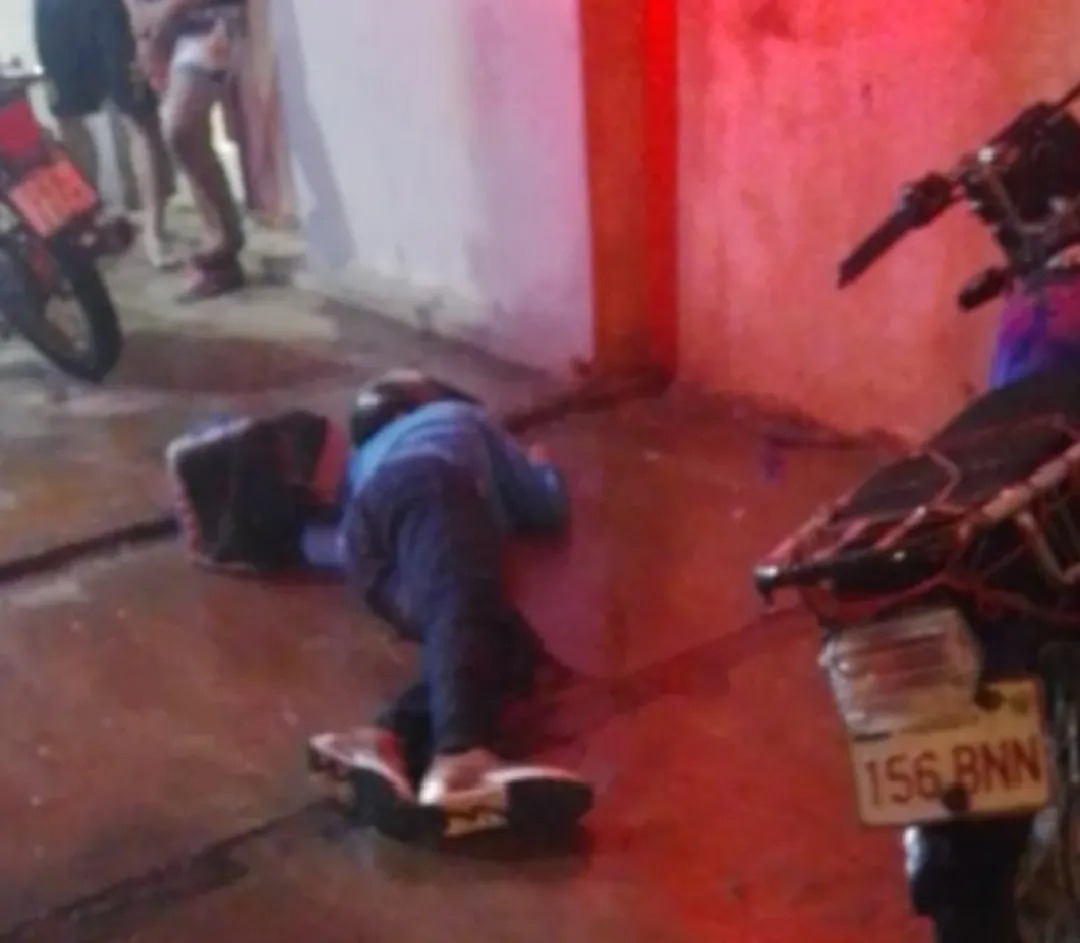 Delivery perdió el control de su motocicleta y chocó contra la pared de una casa en PJC Delivery perdió el control de su motocicleta y chocó contra la pared de una casa en PJC
