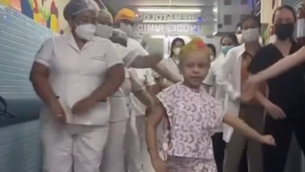 Video: Niña de 6 años vence al cáncer y lo celebra bailando con personal del IPS