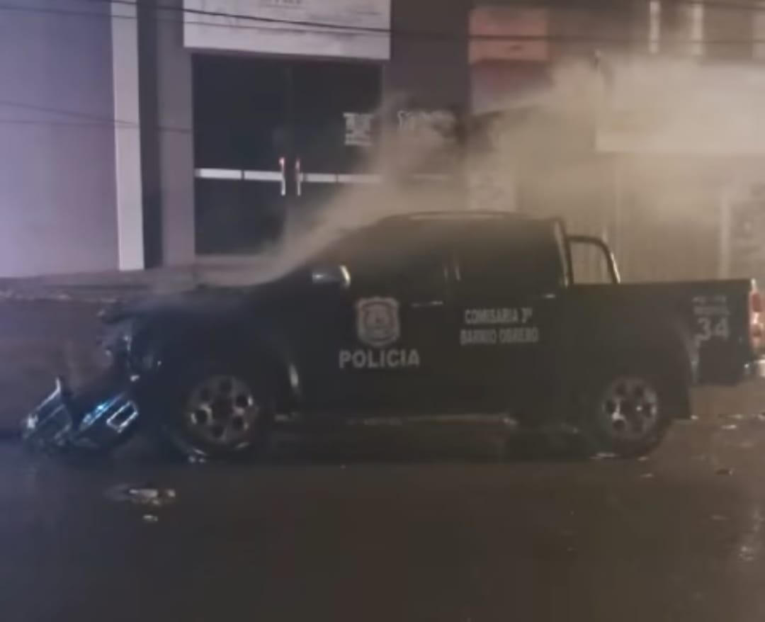 Patrullera de una comisaría ardió en llamas frente a un taller mecánico en PJC Patrullera de una comisaría ardió en llamas frente a un taller mecánico en PJC